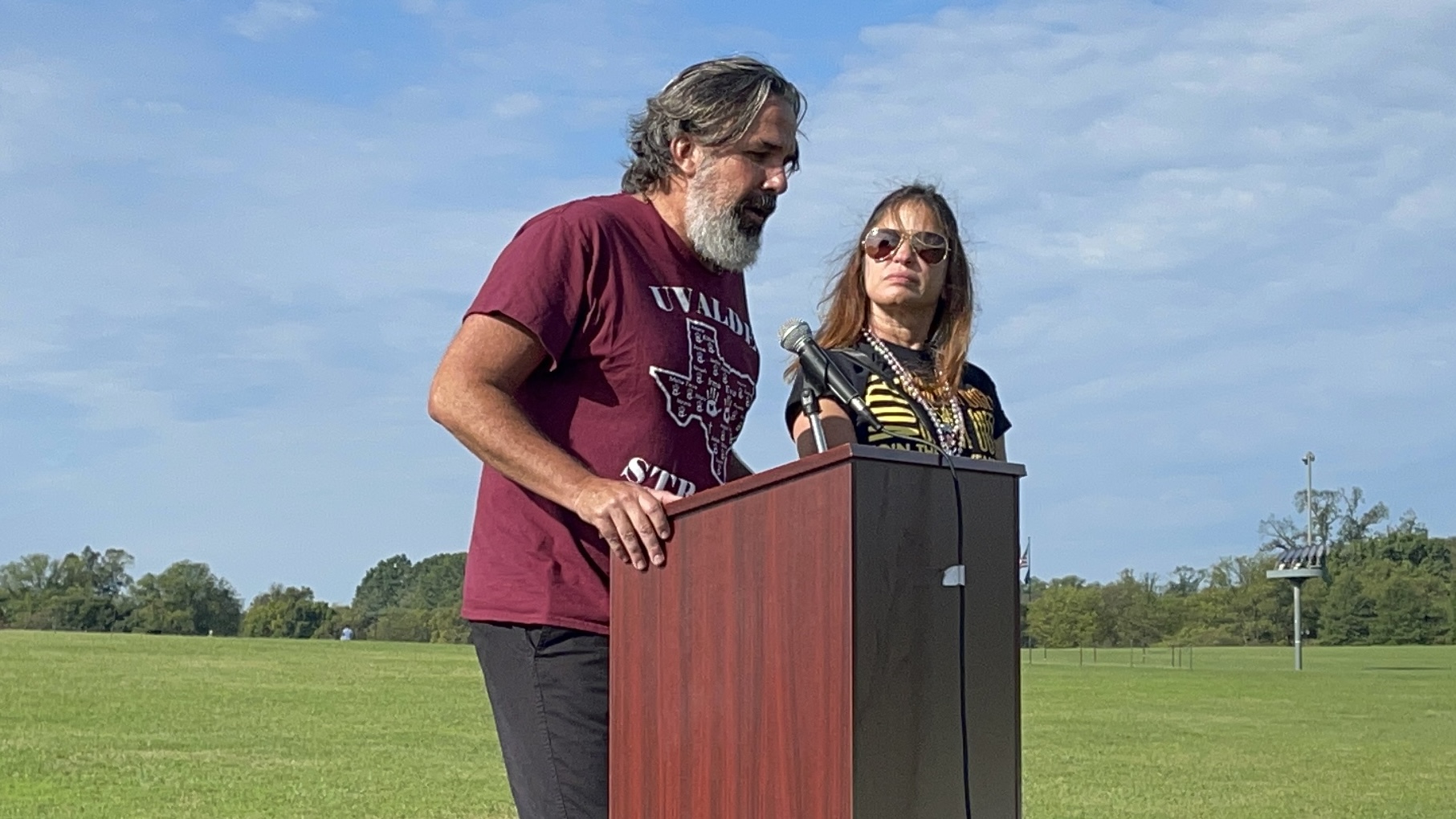 Manuel y Patricia Oliver participan en una protesta en el Washington Monument realizada en septiembre de 2023, organizada por las víctimas del tiroteo en Uvalde, Texas. Foto: RICARDO SÁNCHEZ SILVA