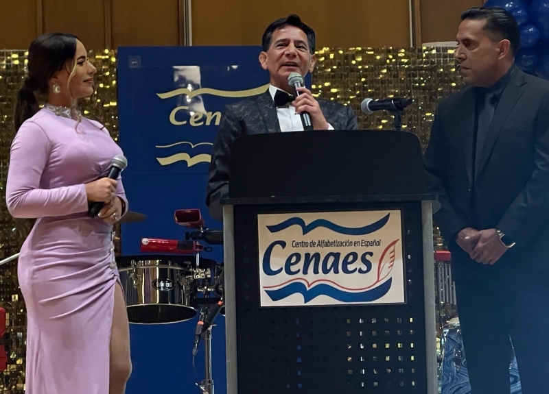 Pedro Biaggi (der.) y Stefani Gamboa escuchan el discurso de Mario Gamboa en ocasión del aniversario.